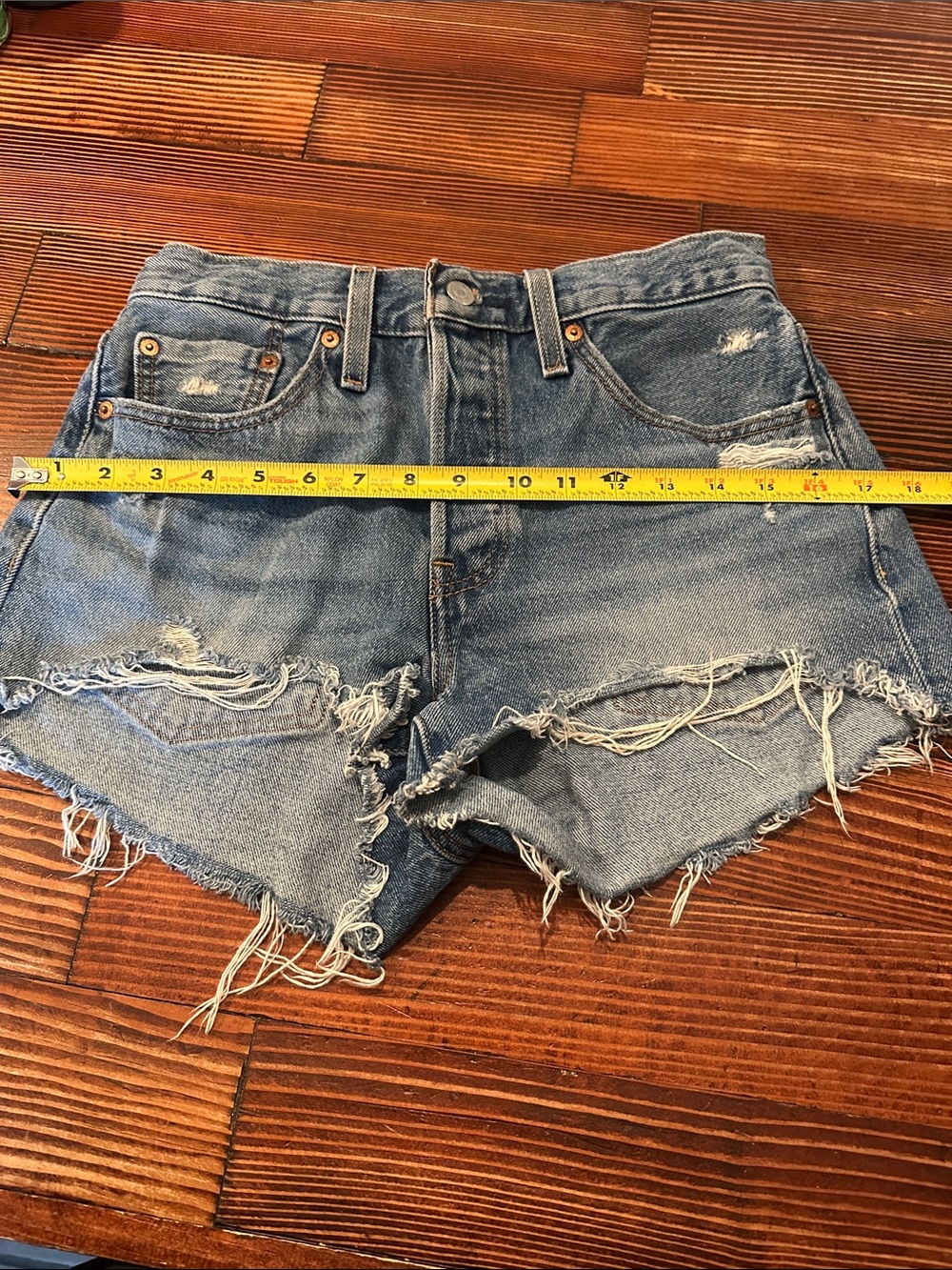 Levi's Premium 501 Original Distressed Cutoff Denim Shorts Light Wash Size 26 - Picture 2 of 9